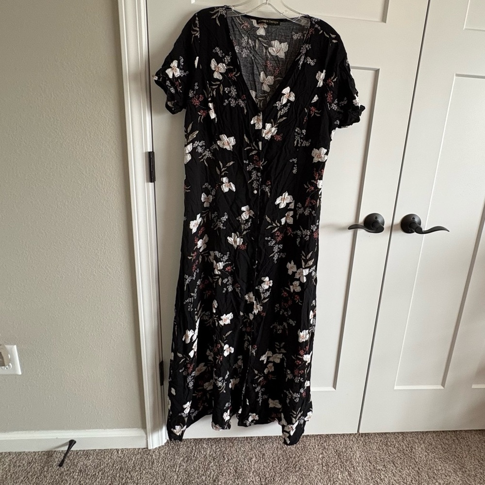Floral, short sleeve maxi dress, plus, 1x, button up style. Flattering back tie